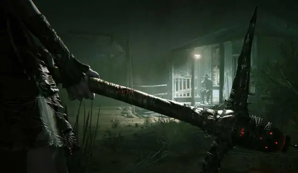 Mroczna postać trzyma zakrwawiony topór. W tle siedzi mężczyzna w kapeluszu. Czy Twój sprzęt sprosta wymaganiom Outlast 2?